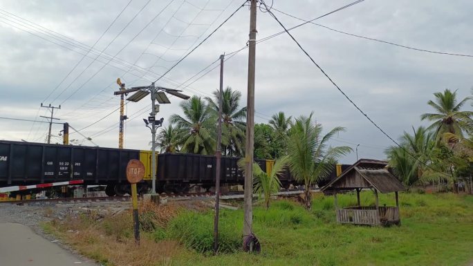 运煤的火车经过这条铁路。用来把煤从矿井运到港口的空火车集装箱。印度尼西亚巴邻旁