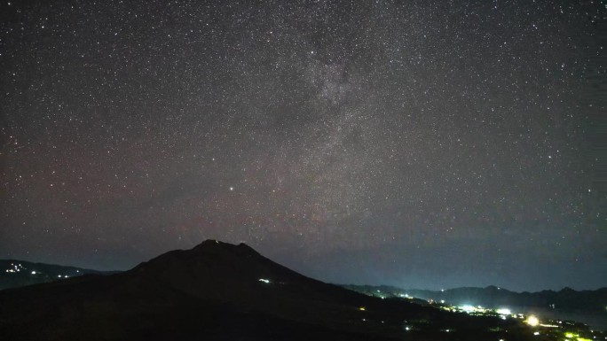 巴厘岛金塔马尼的巴图尔火山和湖泊景观-星空星空银河系天文时间流逝