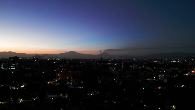 从墨西哥城看到的火山喷发的火山灰云