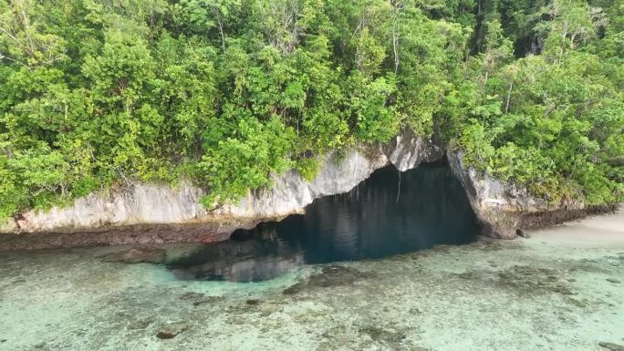 印尼东部风景秀丽的石灰岩洞穴航拍图