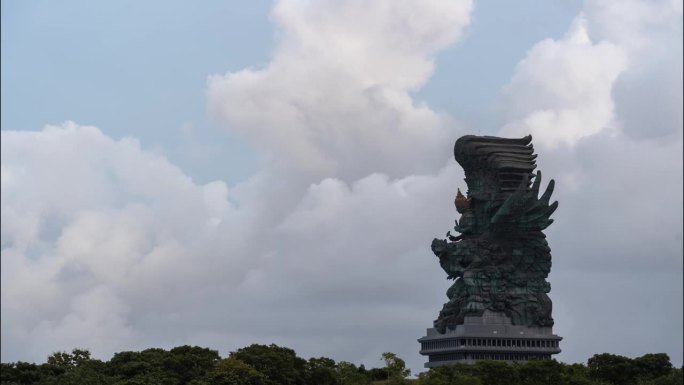 印度尼西亚巴厘岛——嘉鲁达·维斯努·肯卡纳雕像的时间流逝——这是印度尼西亚最高的雕像，也是世界上最高