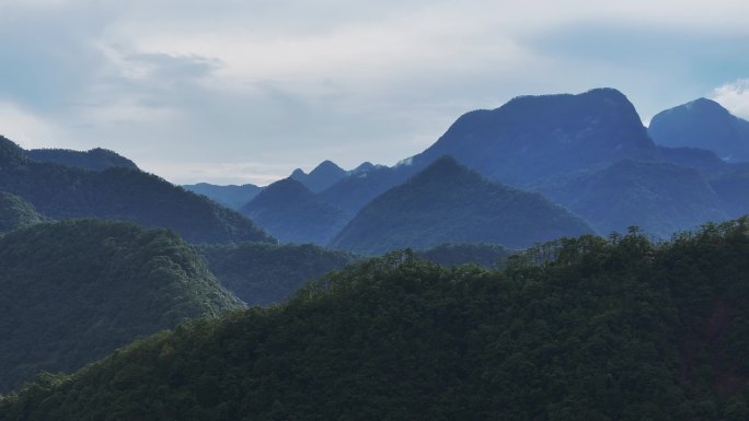 中国福建武夷山云雾缭绕