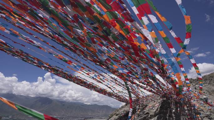 藏族山区经幡彩旗飘飘