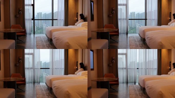 在酒店度假的女人 拉开自动窗帘