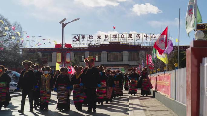 一群穿民族服饰的藏族同胞迎面走来