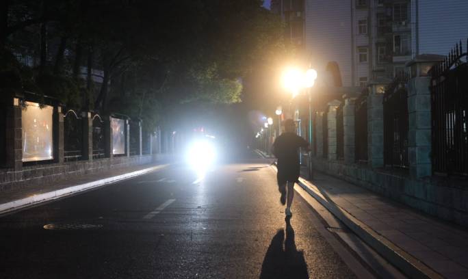 快闪夜跑等红绿灯飞奔男子雨天都市城市街头