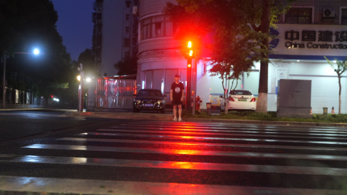 快闪夜跑等红绿灯飞奔男子雨天都市城市街头