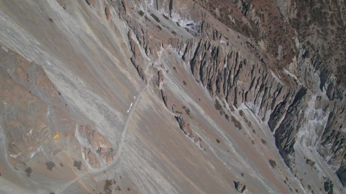 空中飞行在高喜马拉雅山脉的提利科大本营的小径路线。在令人惊叹的喜马拉雅山脉徒步旅行在夏季的概念。旅游