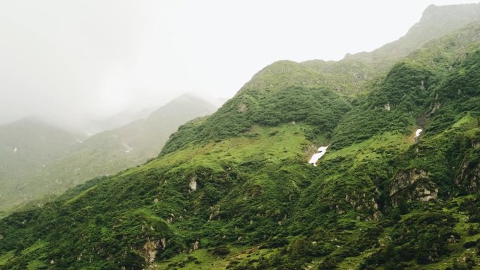 阴雨天，喀尔巴阡山脉的美景令人叹为观止。薄雾在覆盖着群山的针叶林上空盘旋。