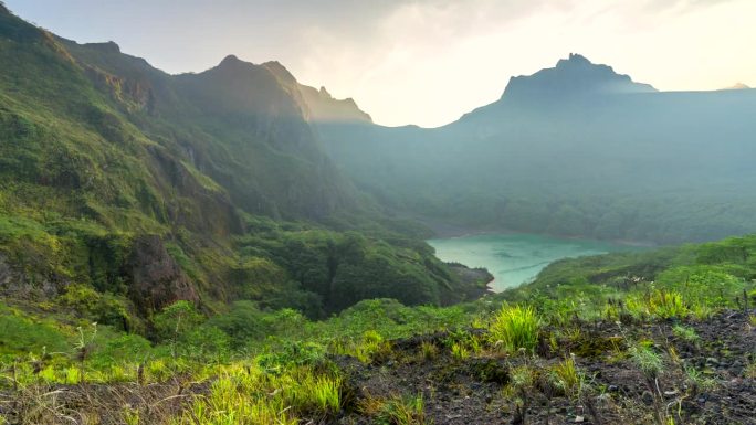 印尼东爪哇Kediri的古农·克鲁德火山的延时日出景象