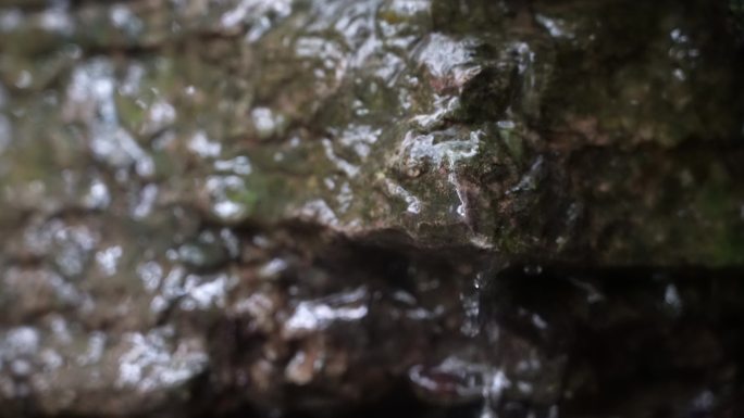 石头上的流水特写实拍