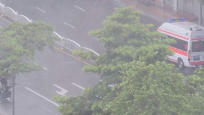 暴雨大雨中的救护车