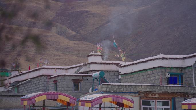 西藏农村民房炊烟升起