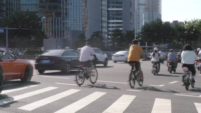 夏天高温炎热城市早晨骑车车流骑行上班热浪