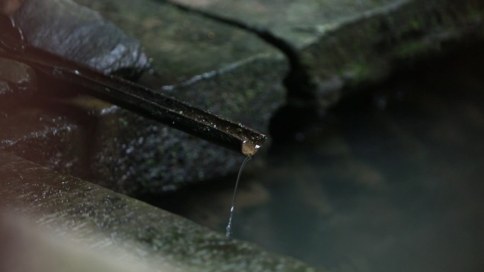 水沟滴水流水小溪流水石阶青苔水流