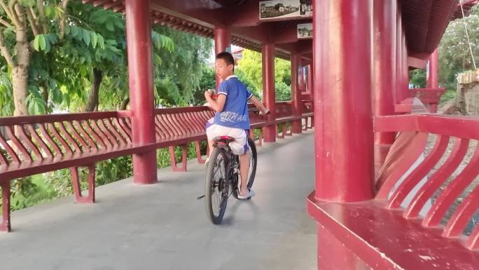 骑自行车的小孩子在长廊骑车小朋友自行车