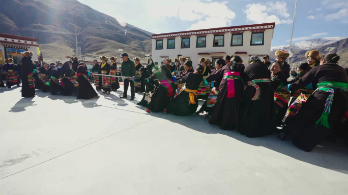藏族社区拔河比赛