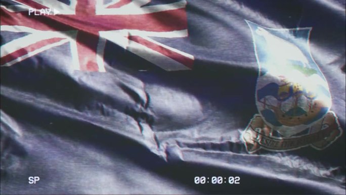 VHS录像带记录了福克兰群岛的国旗迎风飘扬。故障噪音与时间计数器记录横幅在微风中摇曳。无缝循环。
