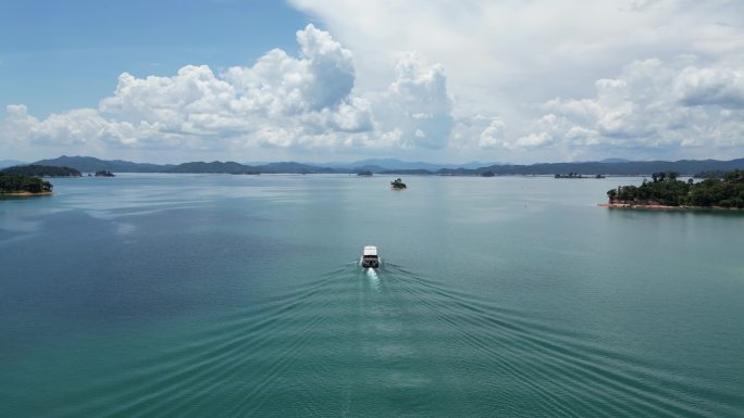 绿色湖水   湖中游船