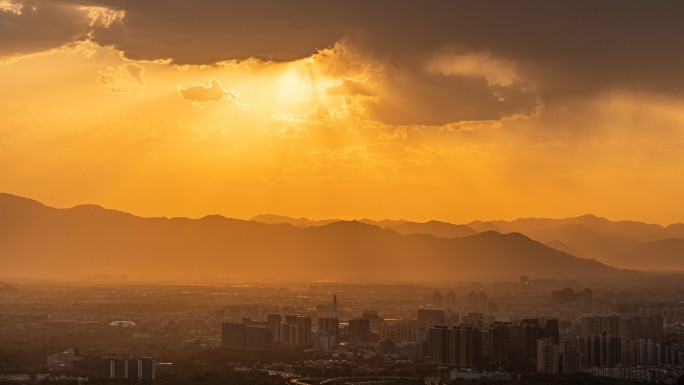 太阳穿过云层照亮城市