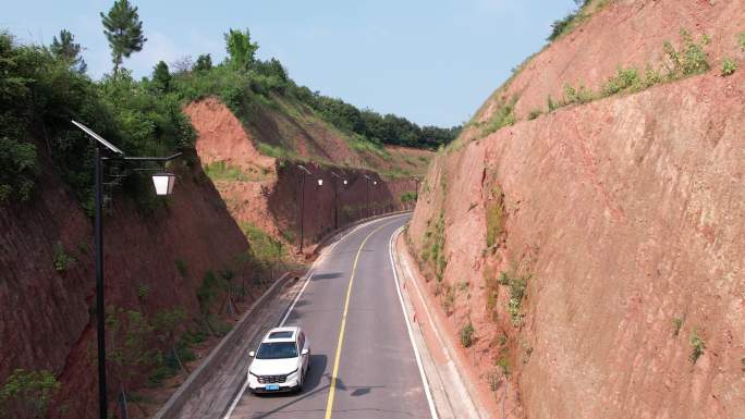 乡村公路汽车穿越山体峡谷