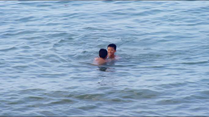 小男孩在海里嬉戏游泳01