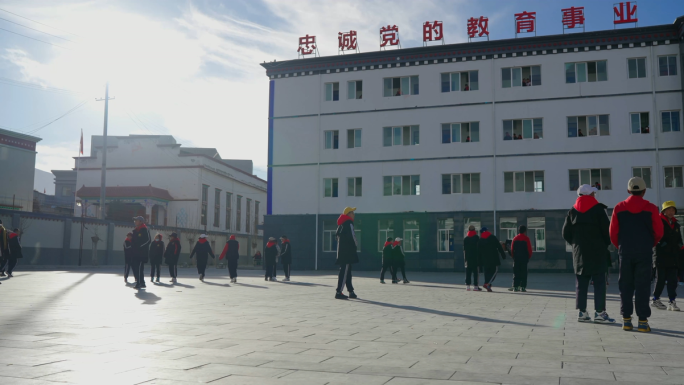 西藏学校里下课游玩的学生