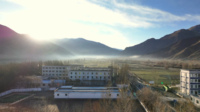 清晨云雾中的西藏乡村 朝阳中的高原农田