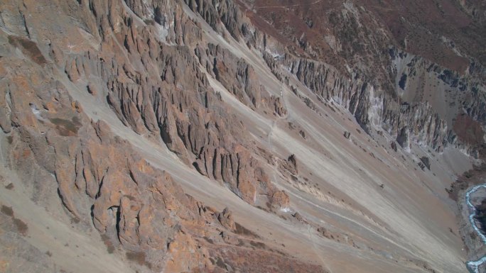 空中透视图喜马拉雅山脉山脉山谷在阳光明媚的夏日与新鲜的河流。雄伟壮丽的景观尼泊尔河流峡谷和山峰全景