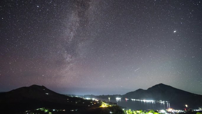 巴厘岛金塔马尼的巴图尔火山和湖泊景观-星空星空银河系天文时间流逝
