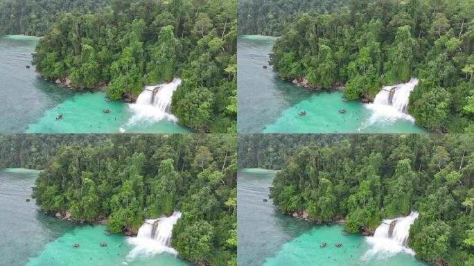 鸟瞰印尼东部流入海洋的瀑布