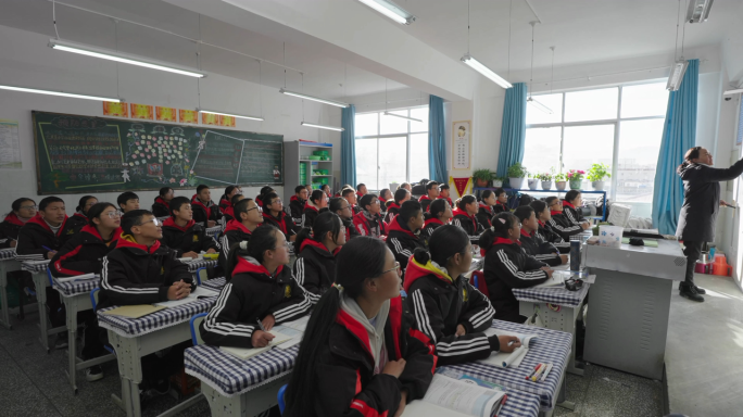 西藏藏区学校学生上课