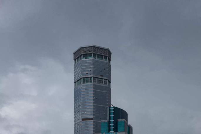 赛格电子大厦乌云飘动雷雨将至