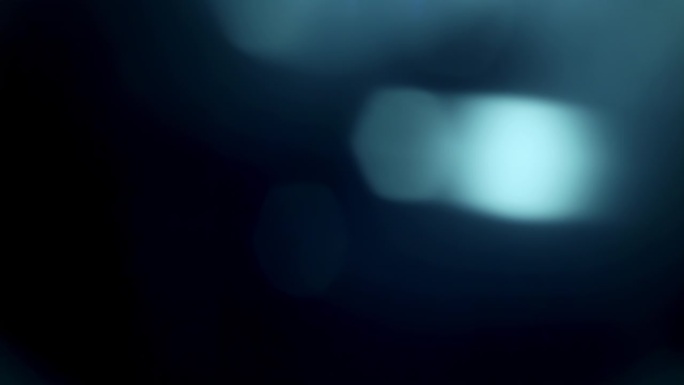 蓝光泄漏与多重六边形散景，镜头光晕覆盖效果在黑色背景。
