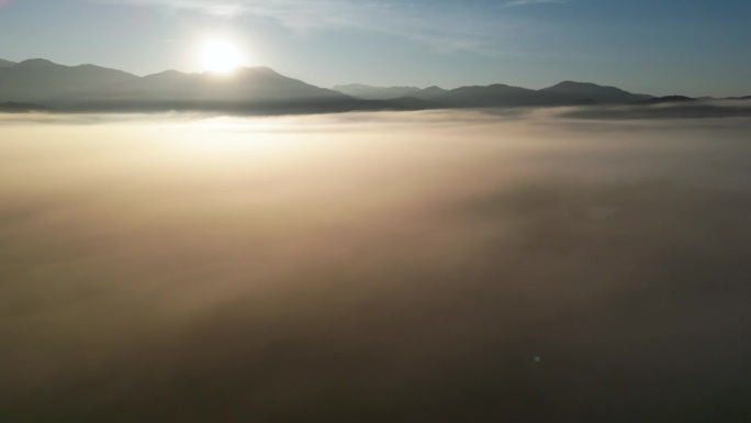 空中拍摄的云彩和移动的薄雾在早晨的日出时间
