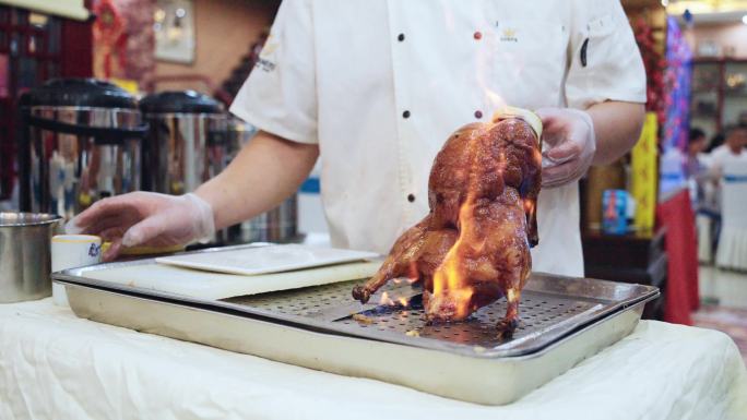 厨师切北京烤鸭