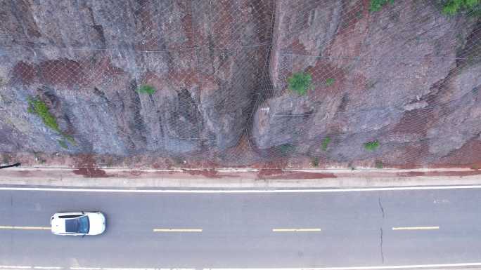 高空航拍道路上行驶的汽车