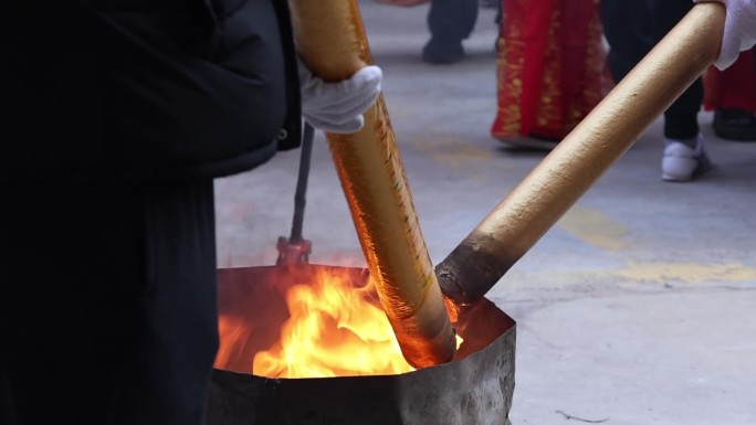 祭祀活动点燃高香