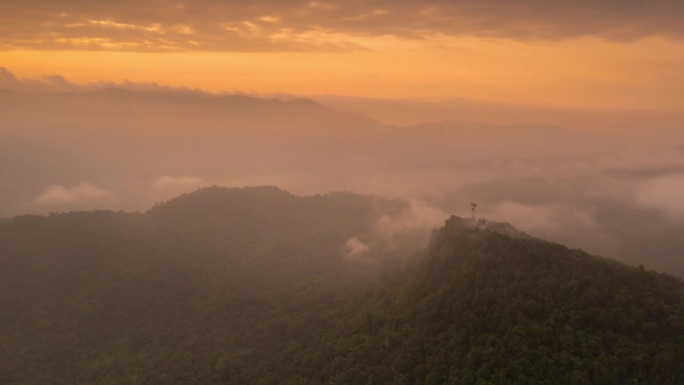 超缩视频，4K运动，鸟瞰图美丽的早晨景色，金色的日出在军事电信中心庞艾高山上，庞艾，梅莫，泰国南邦