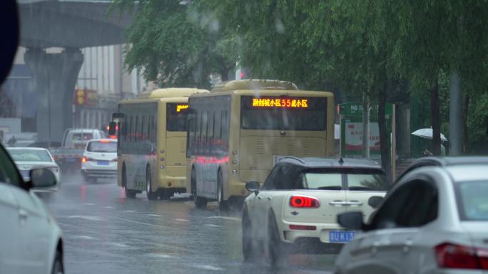 4K下雨公交车行驶车流暴雨
