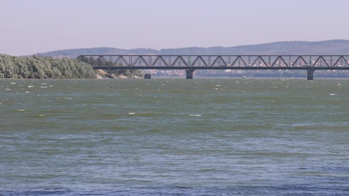 多瑙河上的潘切沃大桥