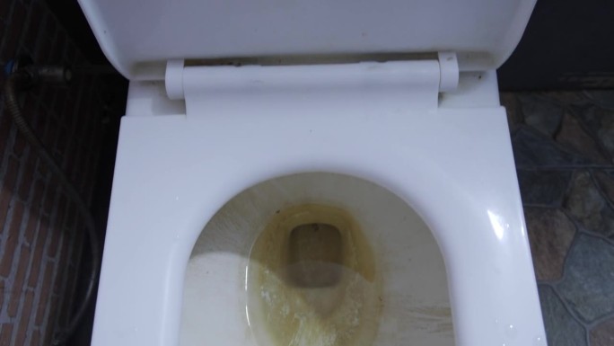 又脏又脏的厕所