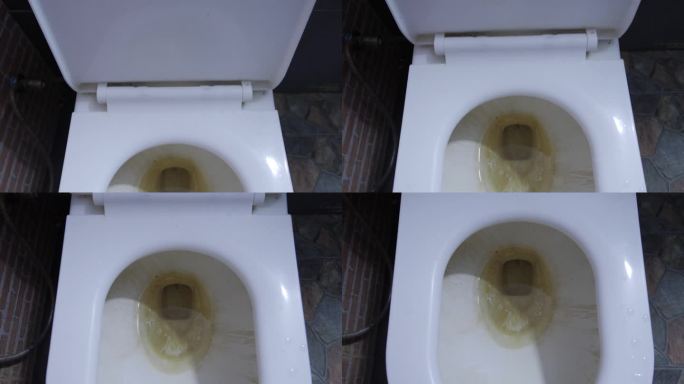 又脏又脏的厕所