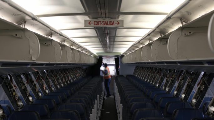 一架757商用客机内部的乘客服务面板掉落进行维修。