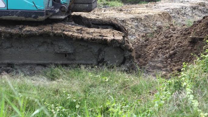 Makro挖树，挖树桩来调整地面以填满花园。摄于2023年6月7日，泰国Chokchai Nakho