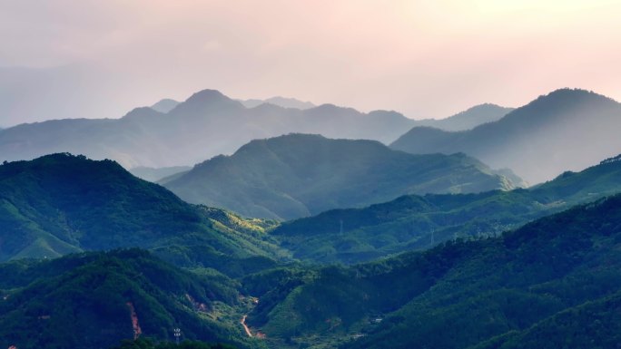 日落时耶稣光照在群山