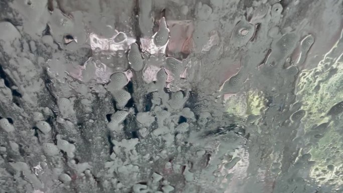 自动洗车。透过挡风玻璃看。