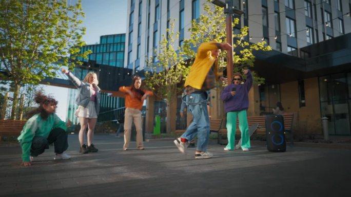 年轻而健壮的B-Boy在朋友圈的现代建筑中，在市中心的城市街道上跳霹雳舞。时尚的年轻人支持舞者，通过