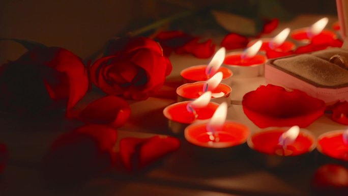 爱心蜡烛烛光点燃的蜡烛浪漫氛围感玫瑰花瓣