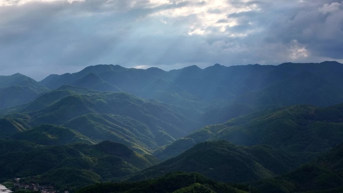 日落时耶稣光照在群山的美丽风景